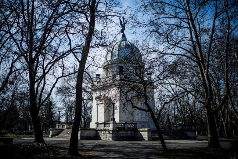 Megkezdődtek a tavaszi munkák a budapesti temetőkben